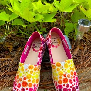 TOMS CANVAS SLIP ON FLORAL SHOES